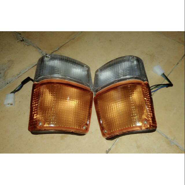 Lampu sen depan Toyota Hiace tua sepasang