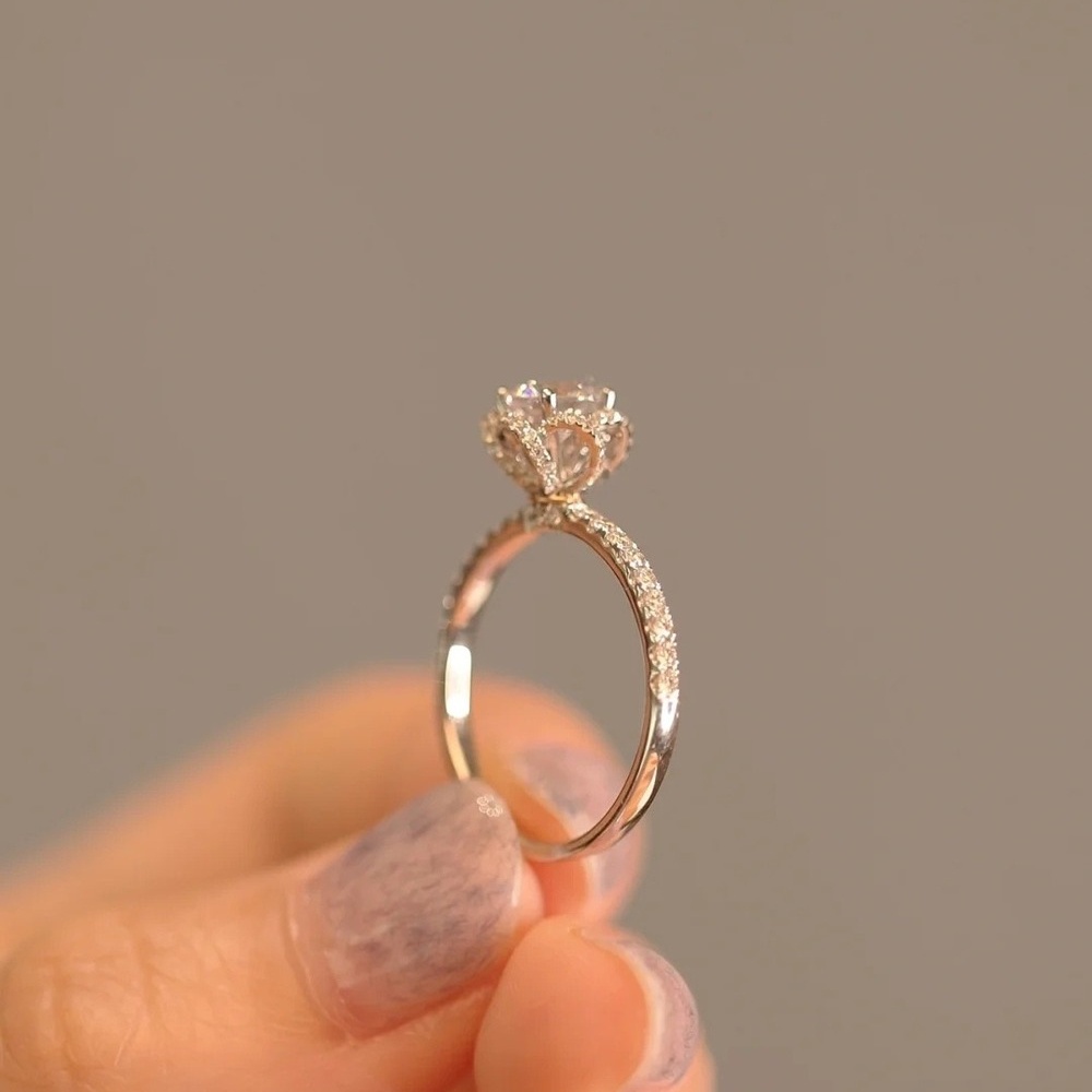 Cincin Desain Bunga Mawar Mekar Aksen Berlian Mewah Ringan