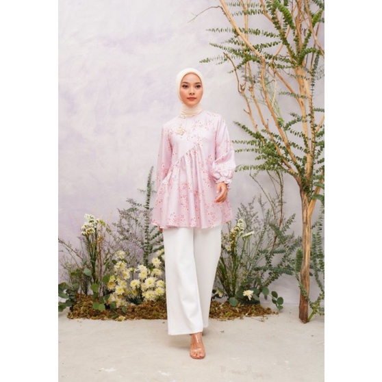 Bella Blouse in strawberry by Wearing KLAMBY