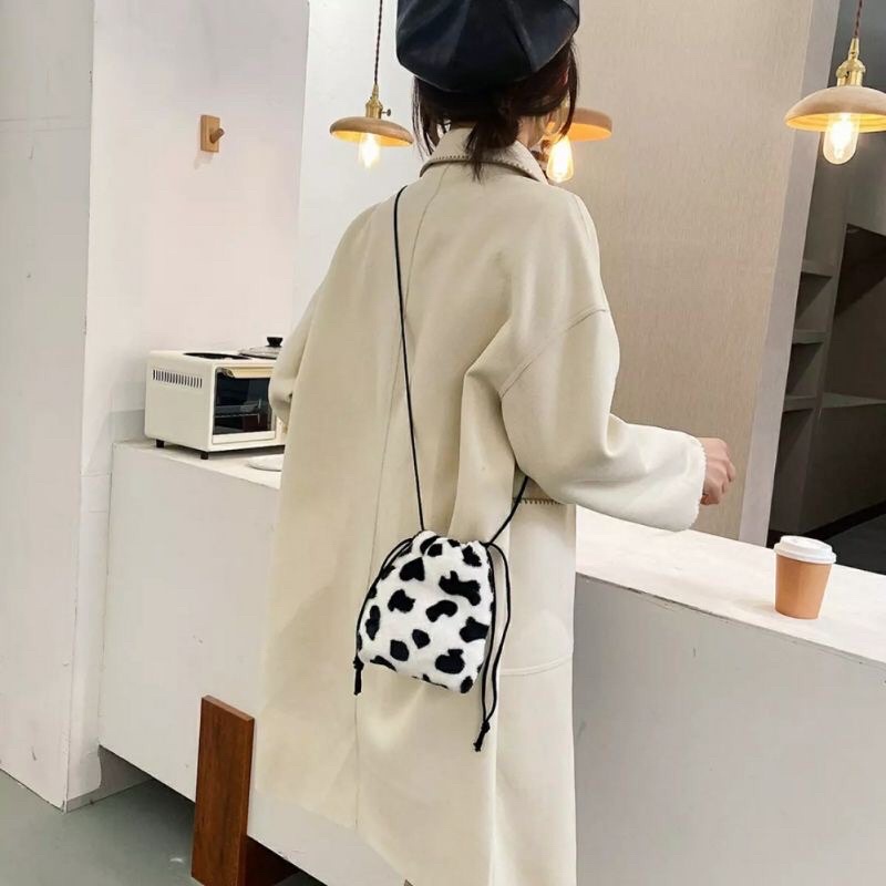 Furry Serut - Tas Selempang Bulu Serut Motif Sapi Jerapah