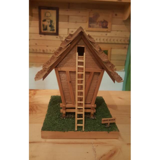 miniatur rumah adat