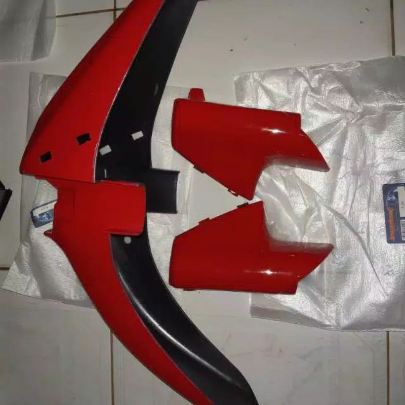 body motor fiz r.. SPAKBOR DEPAN FIZ R+TUTUP SCOK MERAH