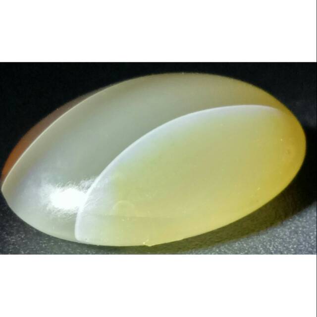 Batu kendit kuning bercahaya