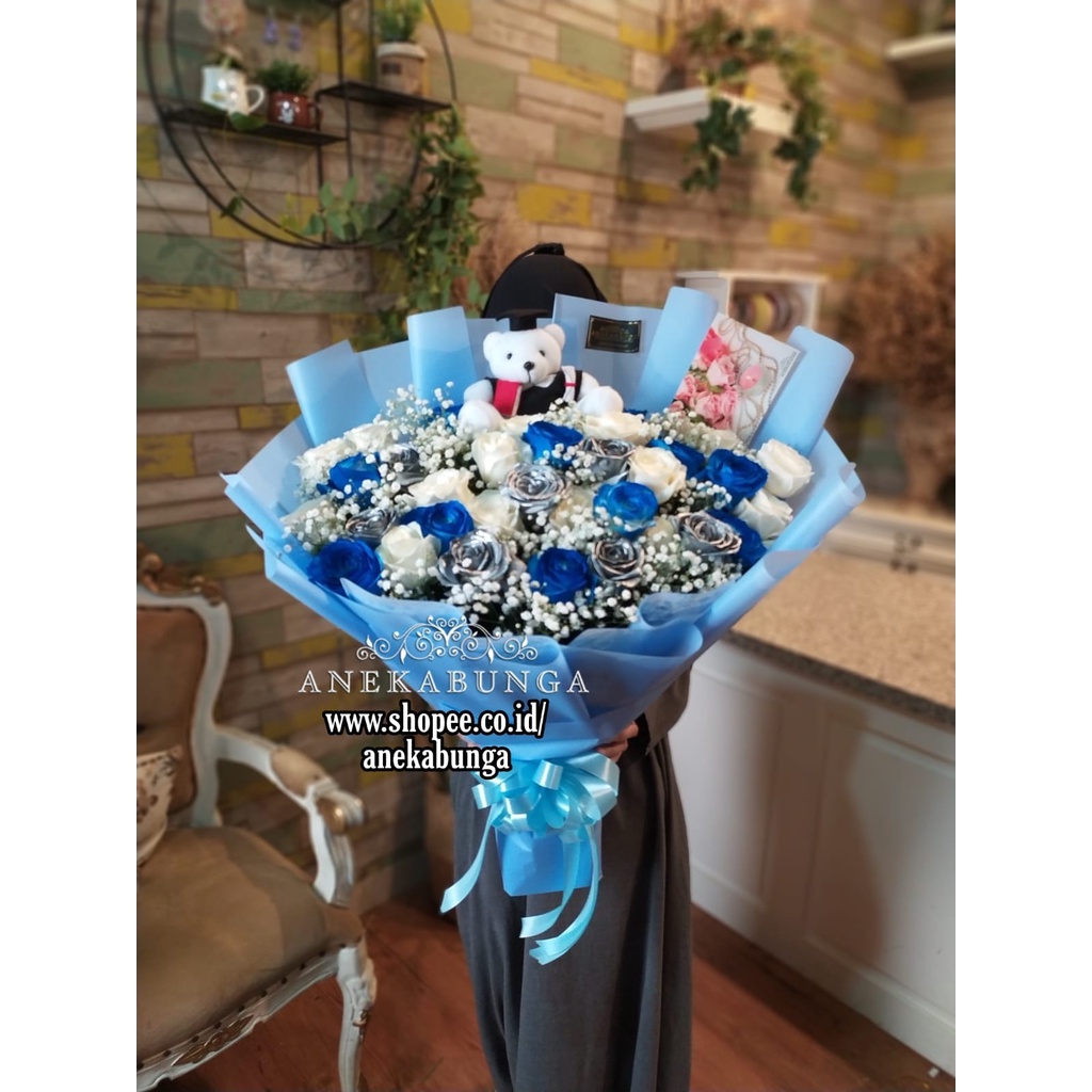 Rangkaian Buket Wisuda Bunga Asli Boneka Toga Beruang Teddy Bear Doll Fresh Graduation Hand Bouquet 
