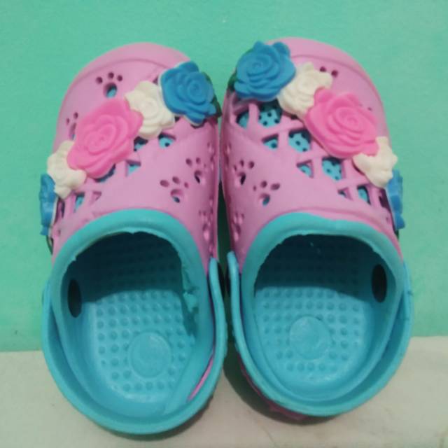 PRELOVED SENDAL KARET ANAK