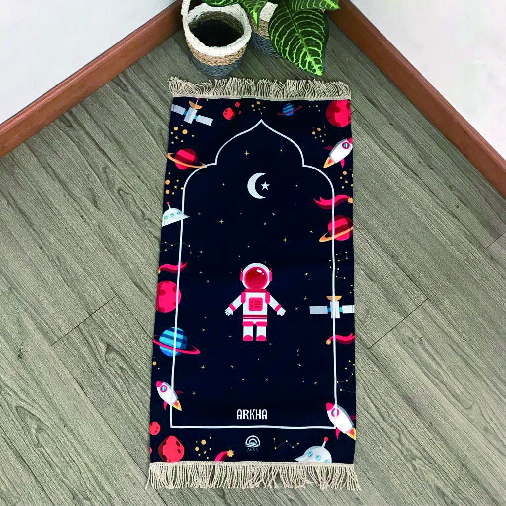 Sajadah Anak Free Custom Nama Premium Grade Anti Slip Astronot Series Exclusive Printed-Astro Black