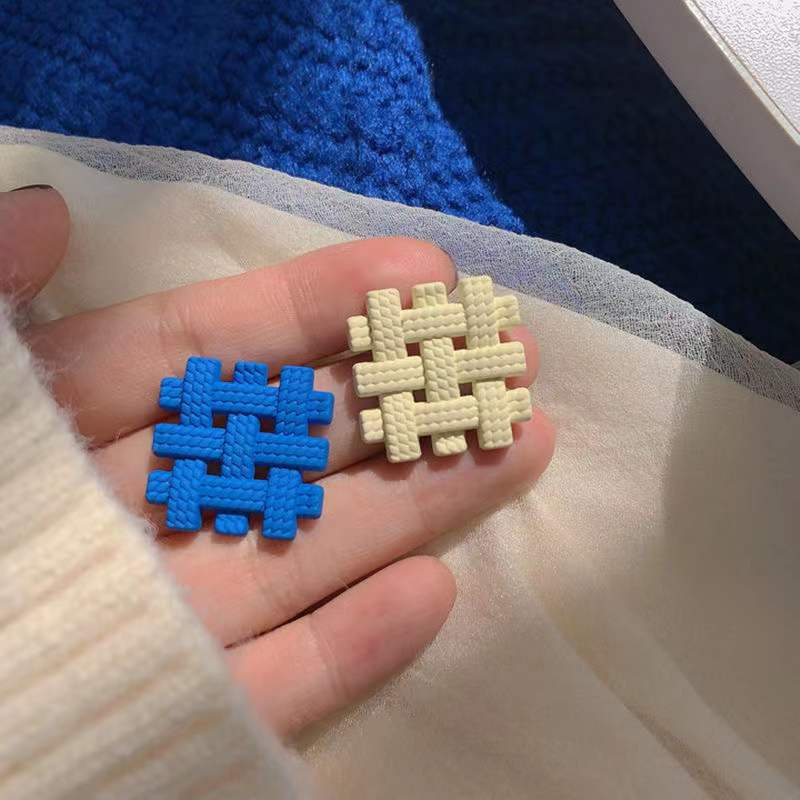 Anting Tusuk Gantung Asimetris Desain Kubus Biruputih Gaya Koreasimple Untuk Wanita