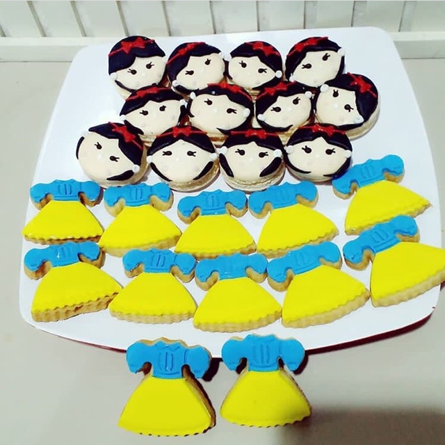 

SNOW WHITE THEME COOKIES & MACARONS