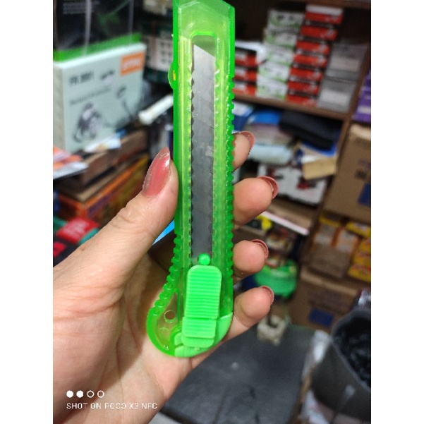 

pisau cutter (gagang plastik) pisau cuter