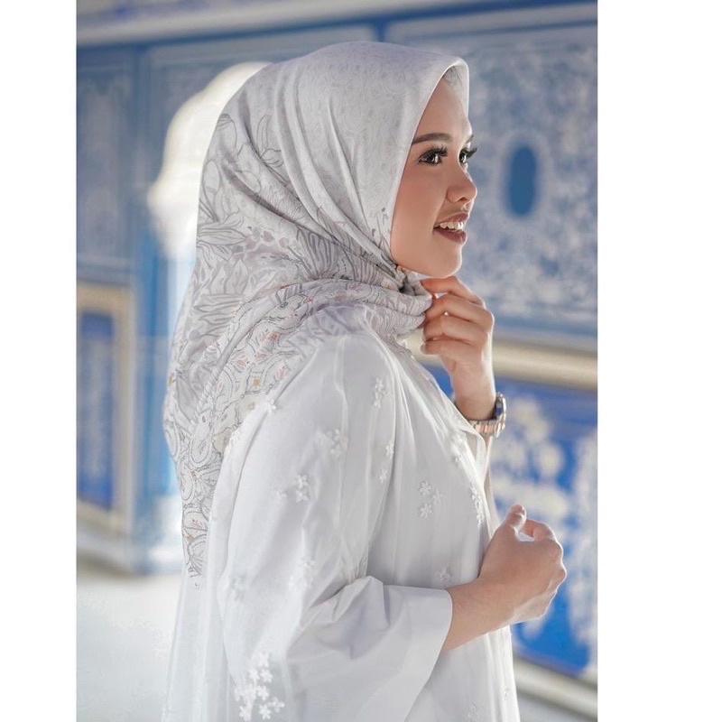 preloved  Buttonscarves maharani white