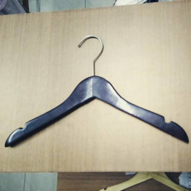 Hanger kayu anak hitam