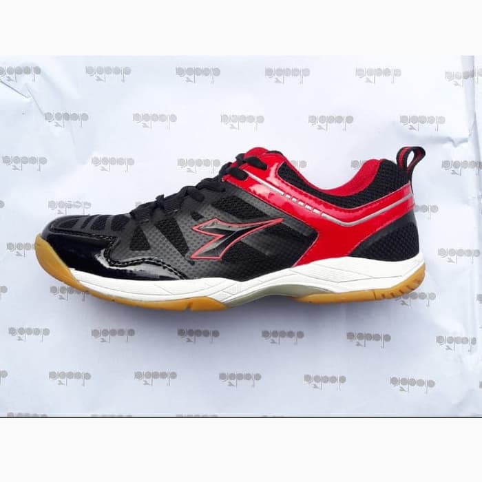 Sepatu Badminton DIADORA ORIGINAL. THOW. Bulutangkis Keren. Murah