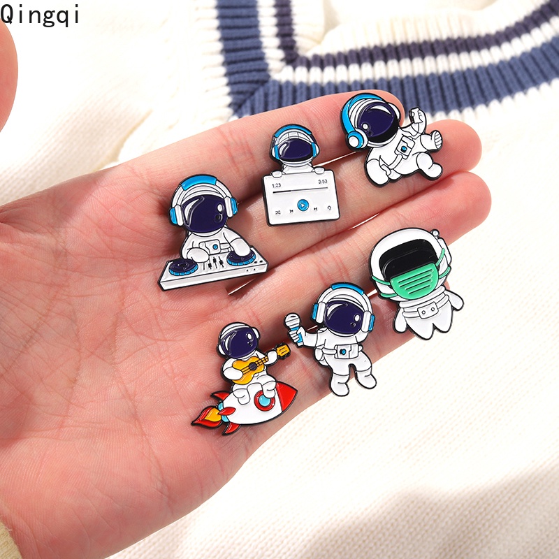 Bros Pin Enamel Bentuk Astronot / Gitar / Mikrofon / Astronot Kartun Untuk Hadiah