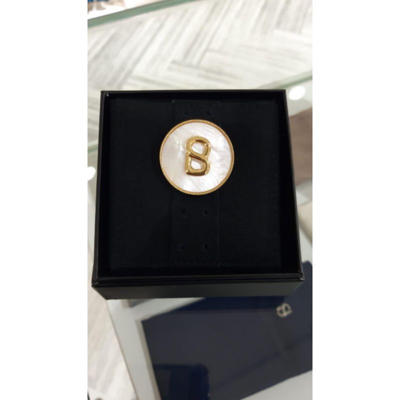 READY White Shell Brooch Buttonscarves