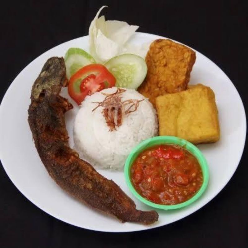 

Nasi lele Krispy tahu tempe lalapan plus air mineral