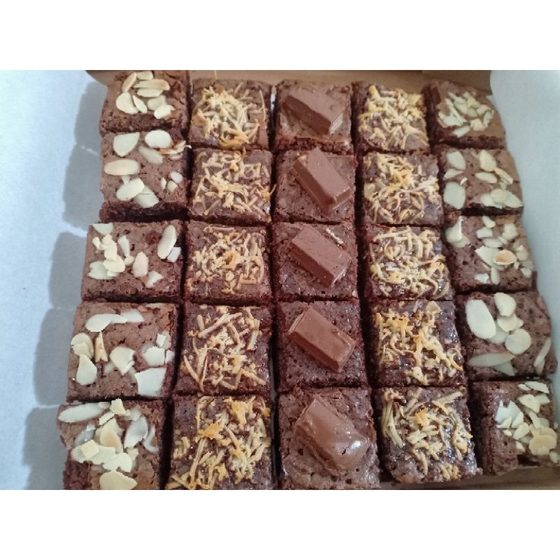 

Brownies Gemoy Ka'Widy 3 Toppings