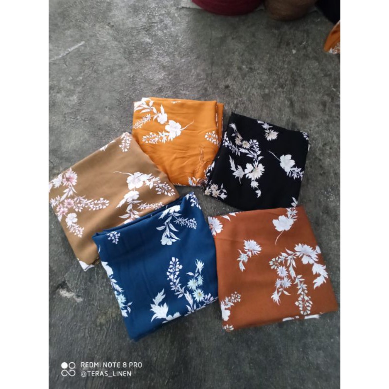 Kain katun rayon motif floral bunga sedang warna hitam biru dan abu