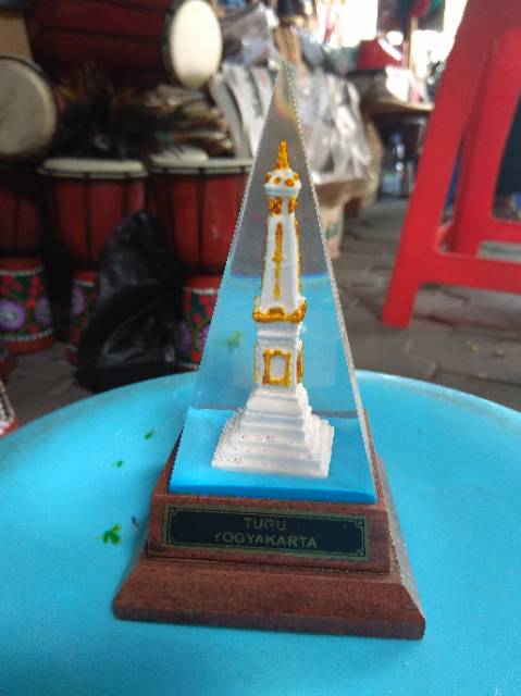 MINIATUR TUGU JOGJA KRISTAL UKURAN BESAR 15x10x10 cm BAHAN FIBERGLASS - DEKORASI SOUVENIR MURAH