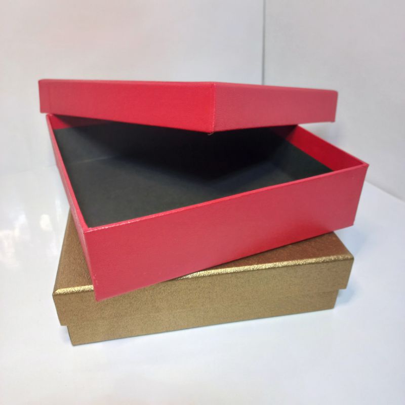 

kotak kado uk 17 x 17 tinggi 4.5cm