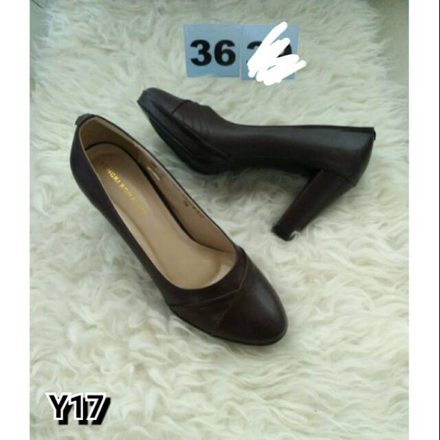 Heels kerja yongki komaladi