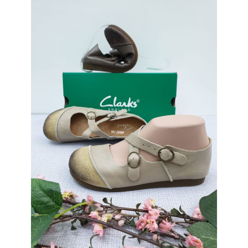 Sepatu sandal wanita clarks