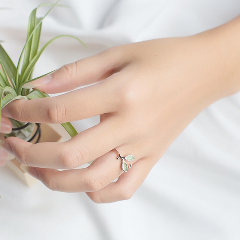 Cincin Bentuk Daun Warna Silver Aksen Kristal Hijau Untuk Wanita
