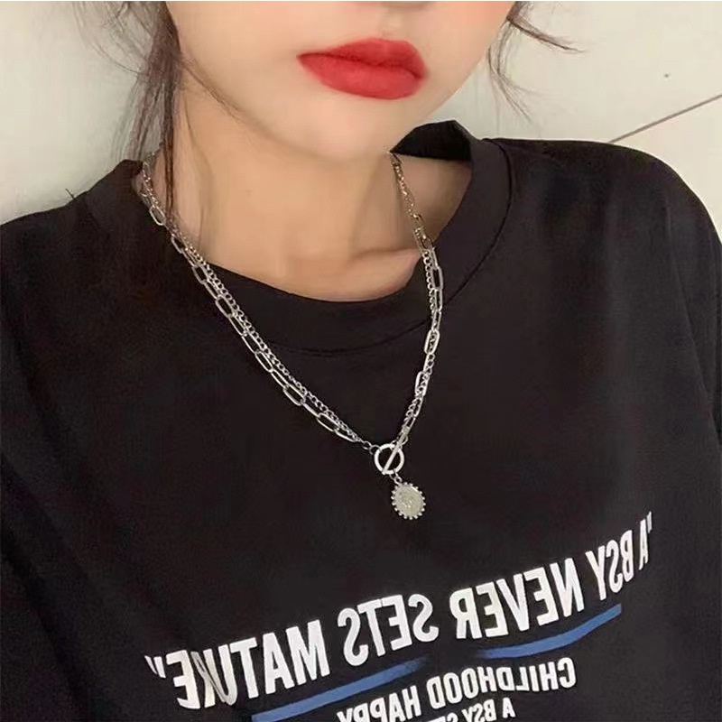 Fashion merek retro double-layer bulat merek potret titanium steel kalung pria dan wanita yang sama