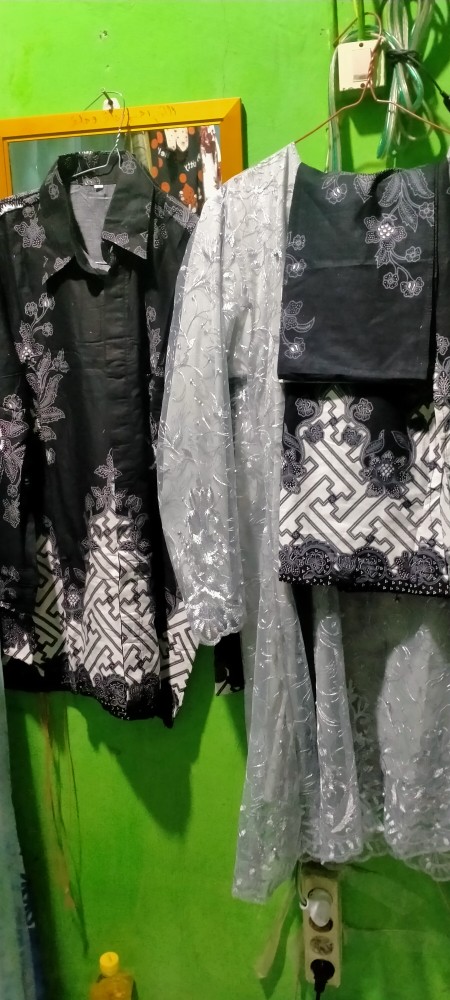 Ready Warna Cream Dan Grey - Batik Couple Dilan Danilla Tile Brukat Tunik Alika Selendang Azzura