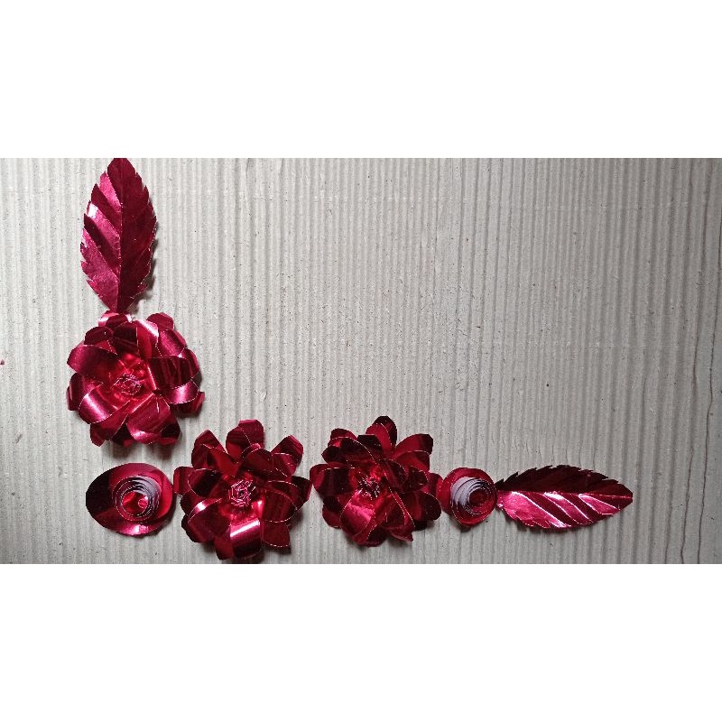 

Bunga dari kertas metalik merah
