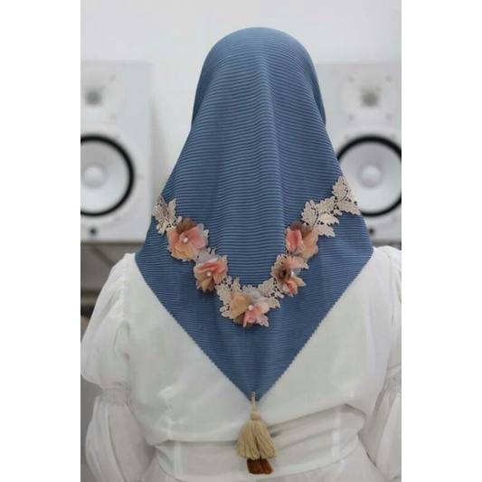 Jilbab Segi Empat Plisket Renda Bunga Renteng