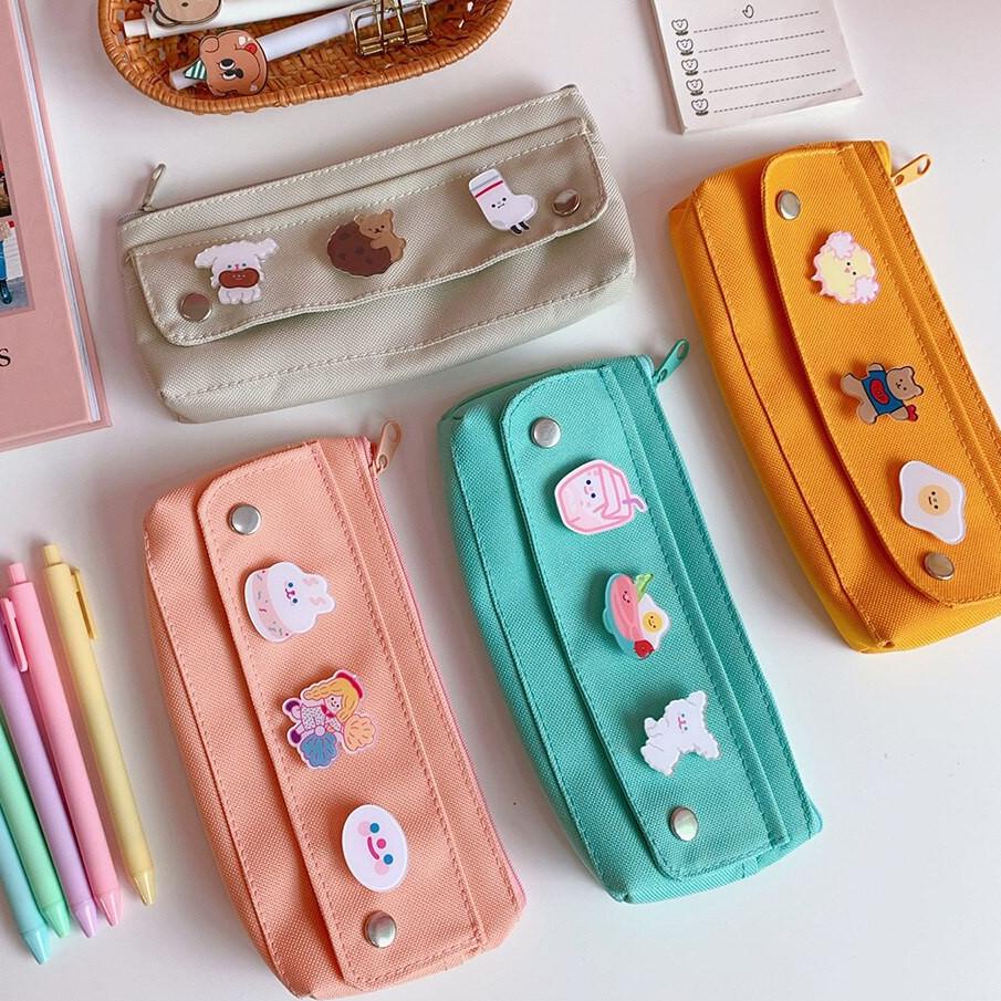 

[KODE PRODUK 0GLQH6396] Pencil Case with Cute Brooch Korea Design Pen Case Tempat Pensil/Bolpoin