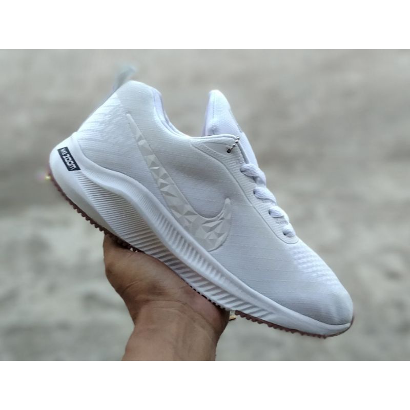 Sepatu Olahraga wanita nike zoom putih. Made In Vietnam sepatu lari wanita. senam jalan. erobik