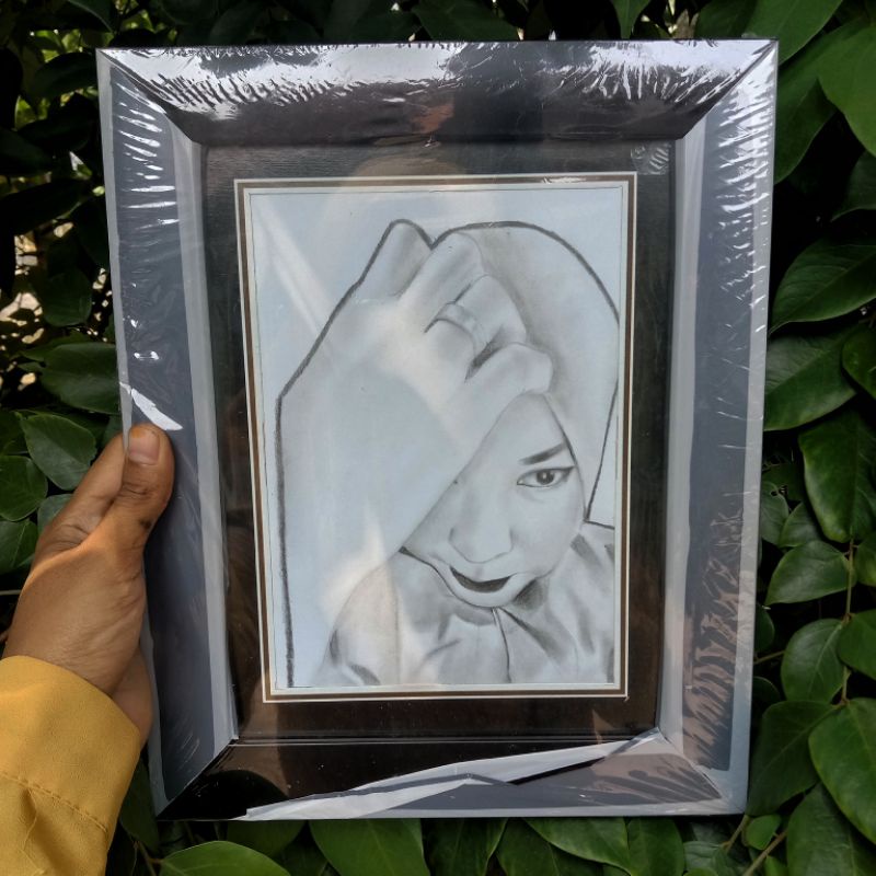 

kado unik lukisan wajah pensil + frame ukuran A4
