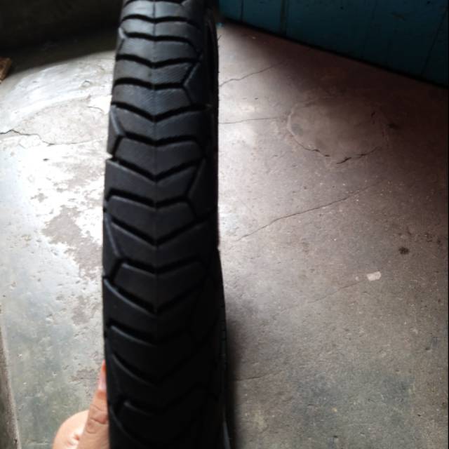 Ban luar sepeda ukuran 20 x 1.95 warna hitam
