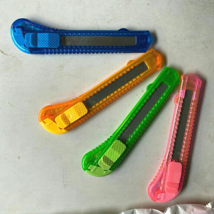 

Cantik Pisau Cutter / Pisau Kater Besar 12Pcs Anti Pecah Gilaa!!!