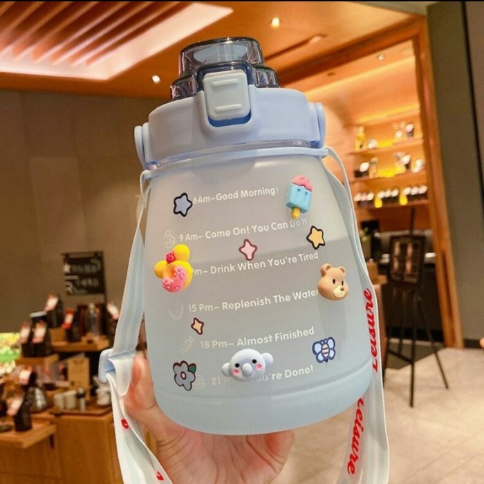 BOTOL GEMOY PLUS STIKER DAN TALI PANJANG BOTOL MINUM  VIRAL GRADASI TALI PANJANG SEDOTAN KAPASITAS 1300 ML BOTOL GENDUT BENING MURAH BOTOL IMPORT THUMBLER UNIK BOTOL MINUM ANAK DEWASA BOTOL 1.3 LITER-GEMOY NON STI - BIRU