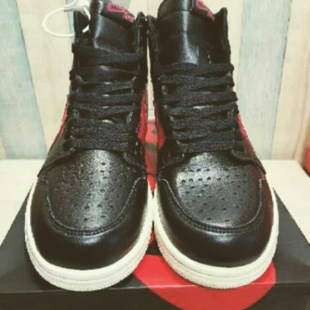 Sepatu Nike Air Jordan 1 Retro High OG Defiant Couture Black Red