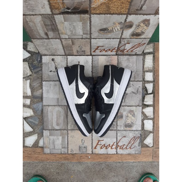 NkeAirJordan1LowSilverToe