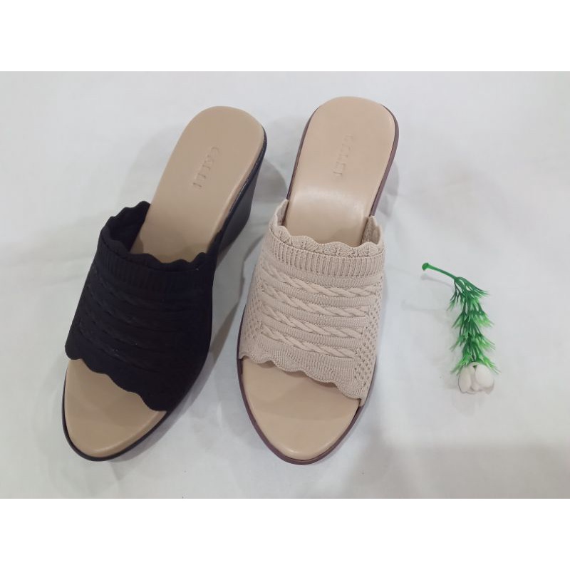 Sandal wanita Calbi crem/hitam