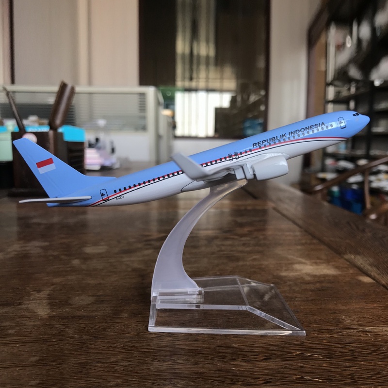 Garuda Indonesia B787 Model Pesawat Terbang Boeing 747 Lion Air B737 Bahan Alloy Ukuran 16CM