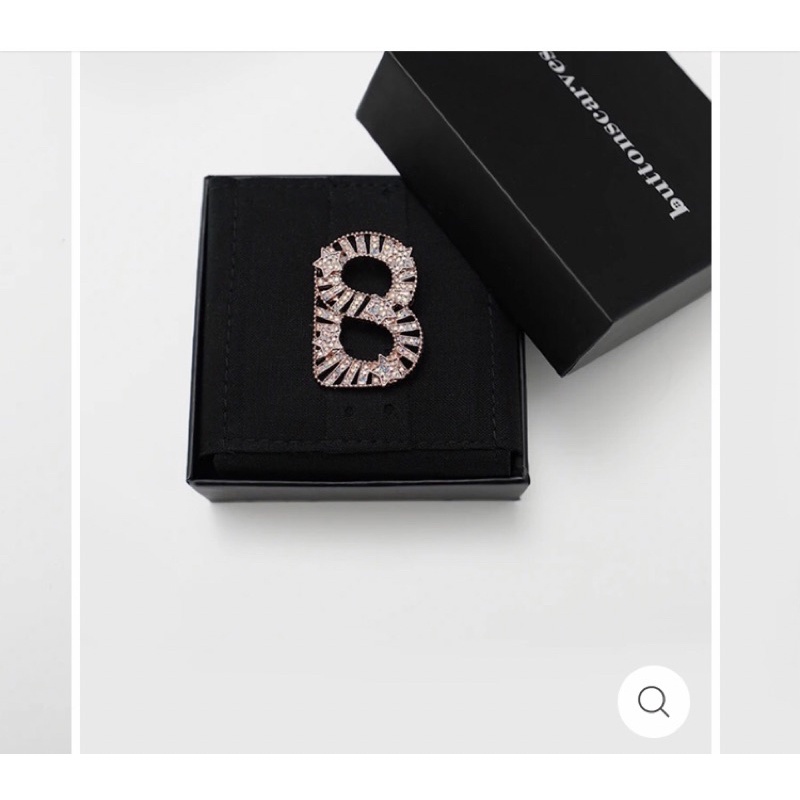 Pre❤️ Signature Star Flapper Brooch by Buttonscarves