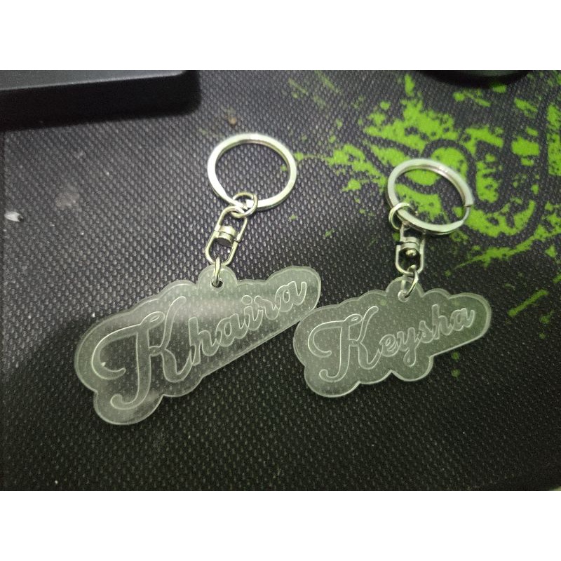 gantungan kunci akrilik ukir nama/ gantungan kunci custom