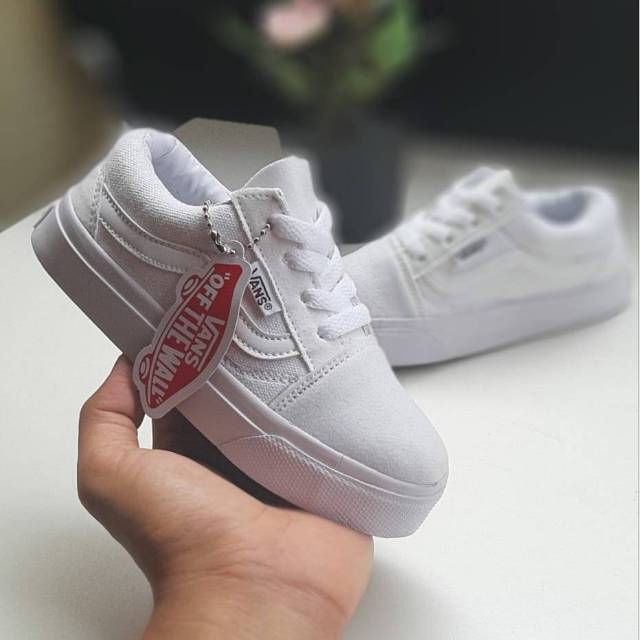 Sepatu Sneakers Anak Putih Pendek Polos Model Tali anak Satu Tahun