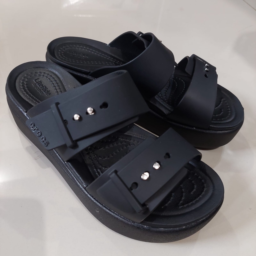 Crocs / Crocs Brooklyn Buckle Wedge / Sandal Wedges / Sandal Crocs / Crocs Wanita / Crocs Wedges / Selop Wanita / Wedges Wanita / Sandal Hak / Wedges Wanita / Crocs Perempuan / Selop Wanita / Crocs Selop / Crocs Brooklyn