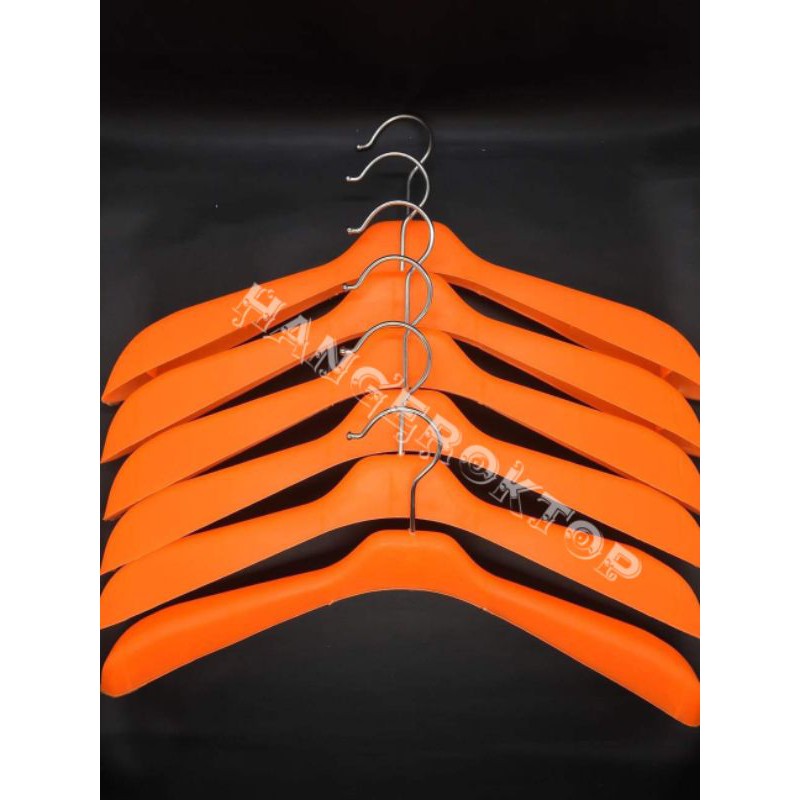 hanger baju distro 181 warna orange perlusin ( isi 12pcs)