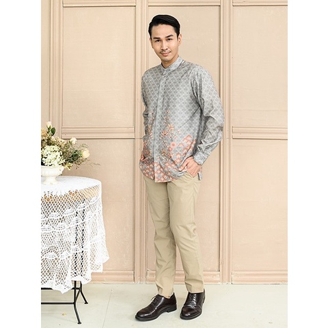 Keenan Shirt in Garden Rose - Wearing Klamby - S