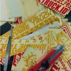 

CETAK STIKER CUTTING KATA KATA BEBAS DESAIN STICKER NAMA MEDSOS