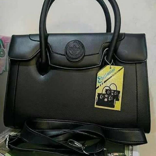 Tas bonia magnet logo bisa di lepas,  terbuat dari kulit sintetis,terdapat tali panjang dan jinjing,