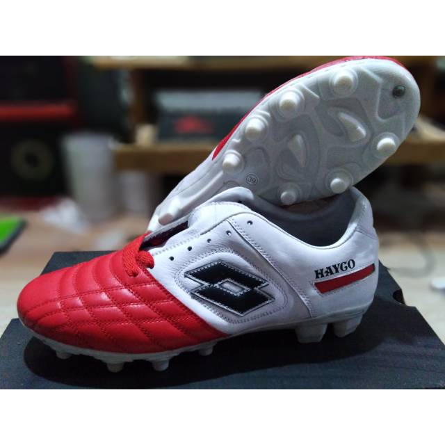 Sepatu bola lotto