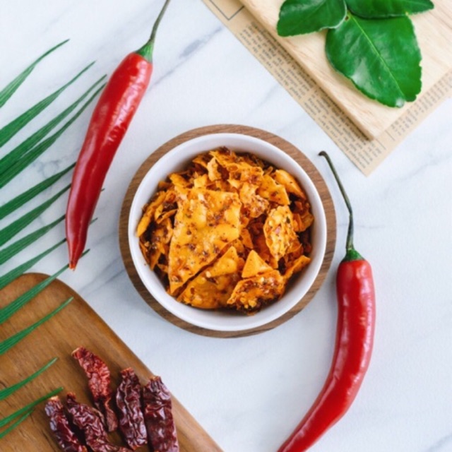 

Keripik pangsit pedaas dengan bumbu khas Nyai Mercon